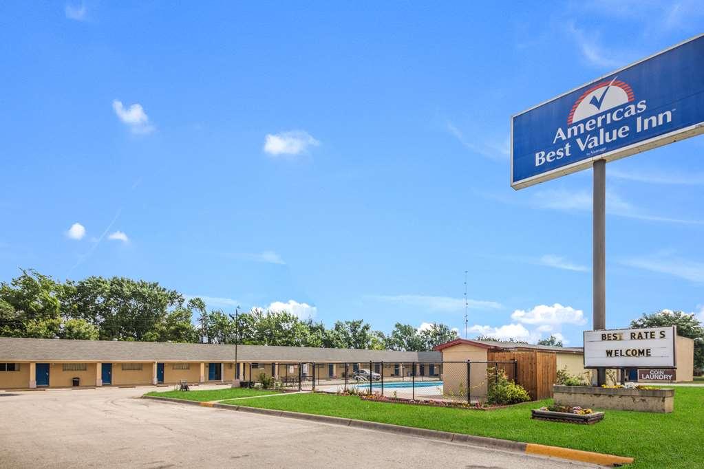 Americas Best Value Inn Giddings Extérieur photo