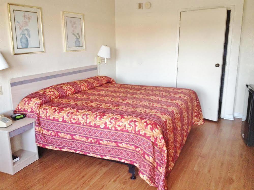 Americas Best Value Inn Giddings Extérieur photo